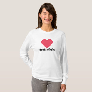 Camiseta Manipular com cuidado Coração vermelho com texto