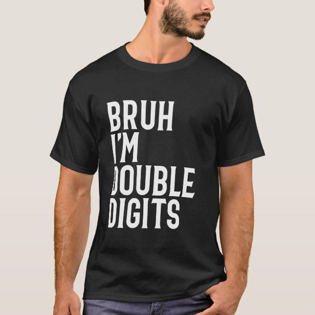 Camiseta Mano Eu Estou Com Dois Dígitos Aniversário De 10 A (Frente)