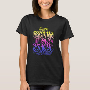 Camiseta Mantendo-o na antiga caixa de papelão da escola Ca