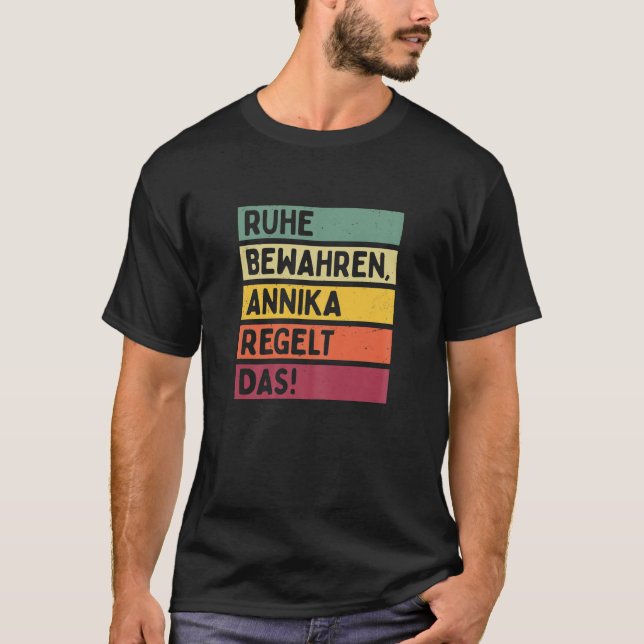 Camiseta Mantenha A Annika Calma Regula O Dizer Em Cores Re (Frente)
