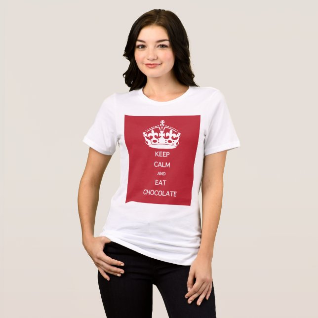 CAMISETA MANTENHA A CALMA  COMA  CHOCOLATE (Frente Completa)