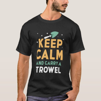 Camiseta Mantenha a Calma e Carregue uma Pá de Jardim Jardi