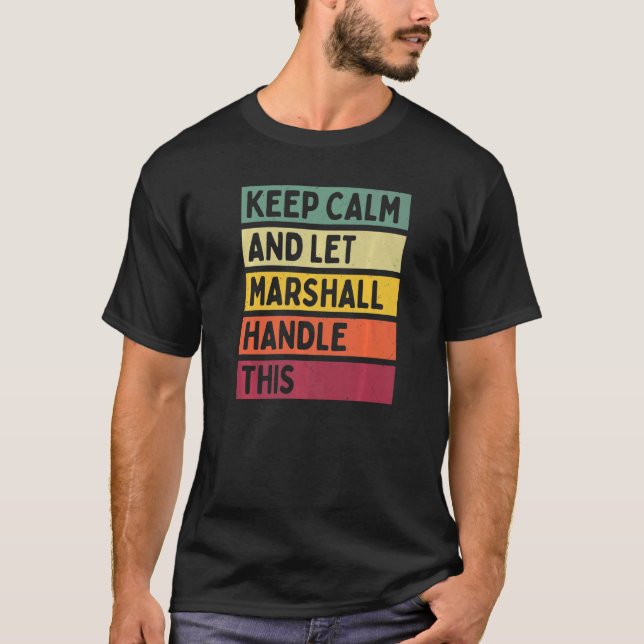 Camiseta Mantenha a Calma e Deixe Marshall Lidar com Isso   (Frente)