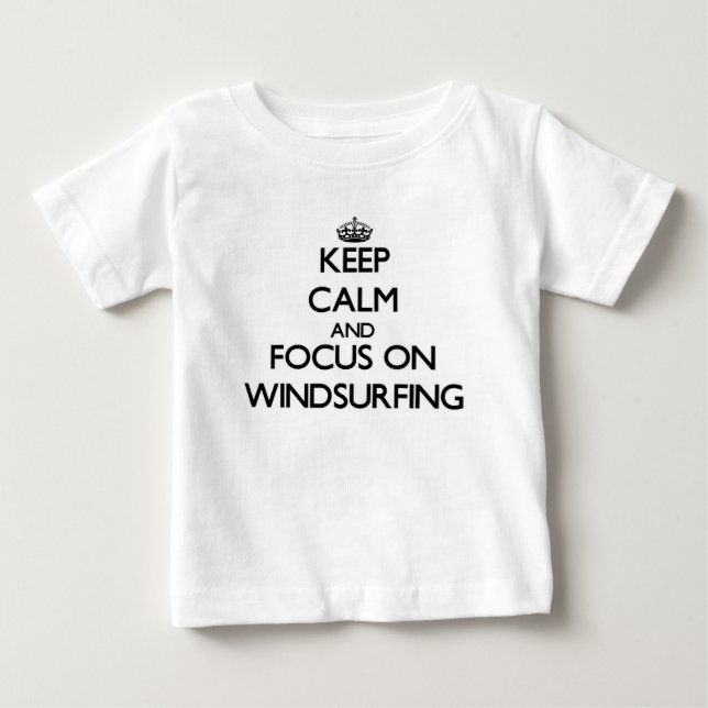 Camiseta Mantenha a calma e o foco em Windsurfing (Frente)