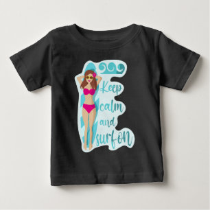 Camiseta Mantenha a calma e surfe na garota morena