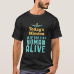 Camiseta Mantenha a minúscula mãe e o Pai novos e engraçado<br><div class="desc">A missão de hoje mantém viva. Dia de as mães engraçado e sarcástico e design Dia de os pais para novos pais de garotinho ou menina. Legal e incrível mercadoria pela primeira vez mãe e pai tentando cuidar do bebê. Design perfeito para mães jovens e pais com tema militar ou...</div>