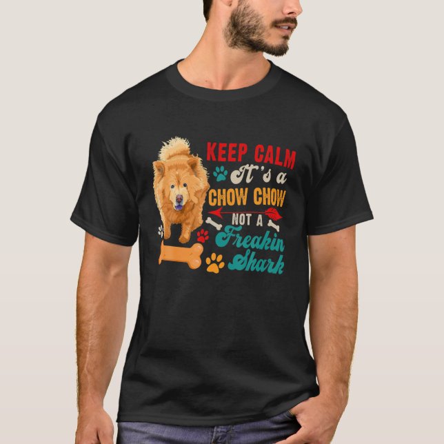 Camiseta Mantenha Calma Chow Não É Um Cão Engraçado Corresp (Frente)