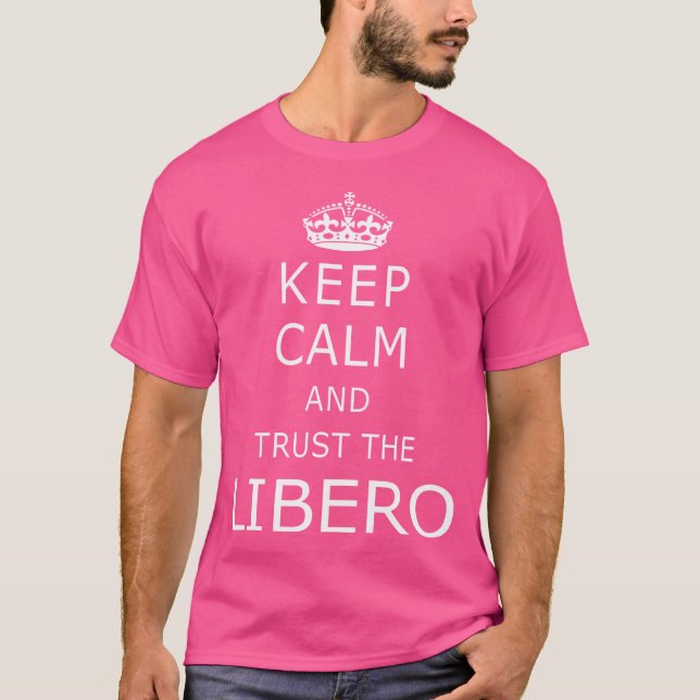 Camiseta Mantenha Calma E Confie Em Libero Dizendo Que É En (Frente)