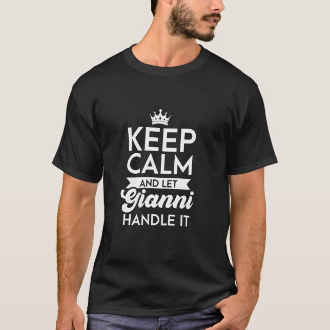 Camiseta Mantenha Calma E Deixe Gianni Manipular O Nome Gia (Frente)