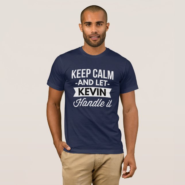 Camiseta Mantenha calmo e deixe Kevin segurá-lo (Frente Completa)