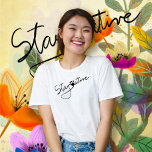 Camiseta Mantenha Manuscrito Simples Original Mantenha-Se P<br><div class="desc">Precisa de uma camisa fofa e legal que faça pessoas sorrir? A frase "Fique Pawsitive" escrita à mão. Uma impressão em pata preta é parte do escrevendo. Esta camiseta divertida é perfeita para quem ama cachorros ou gatos, ou para quem ama designs de estilo manuscrito. Foto creditada desta bela foto:...</div>