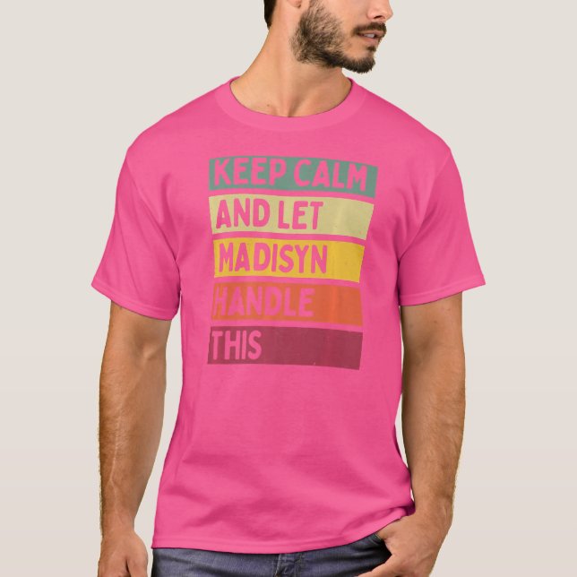 Camiseta Mantenha-Se Calma E Deixe A Madisyn Lidar Com Este (Frente)