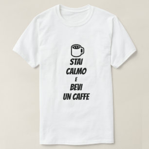 Camiseta mantenha-se calmo e beba café em italiano