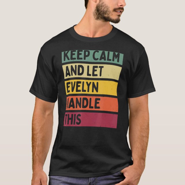 Camiseta Mantenha-Se Calmo E Deixe A Evelyn Lidar Com Este  (Frente)