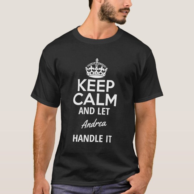 Camiseta Mantenha-Se Calmo E Deixe Andrea Tratá-Lo. (Frente)