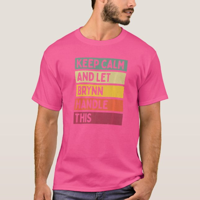 Camiseta Mantenha-Se Calmo E Deixe Brynn Lidar Com Este Ret (Frente)