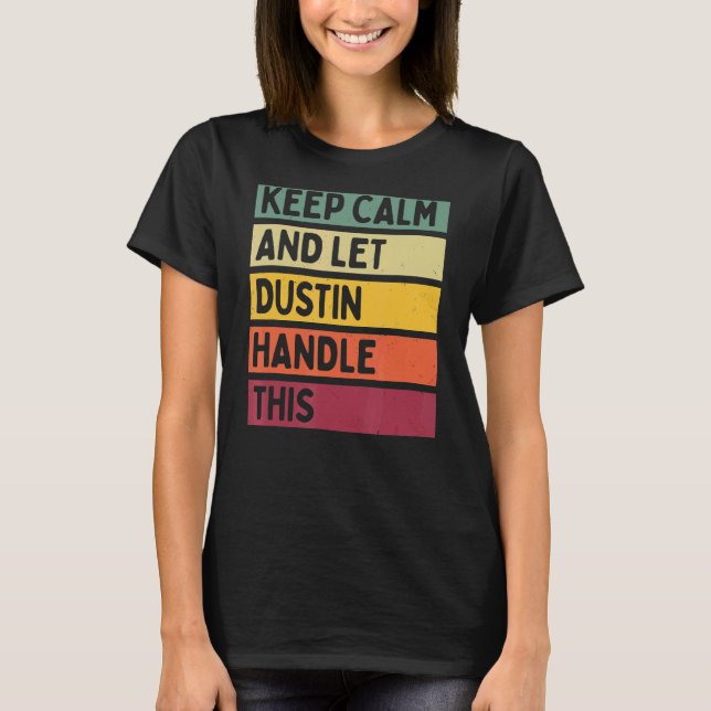 Camiseta Mantenha-Se Calmo E Deixe Dustin Lidar Com Esta Co (Frente)