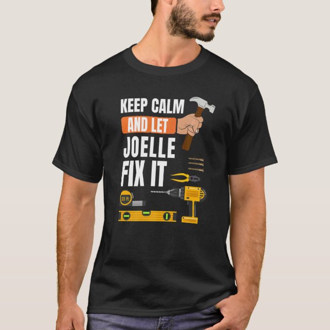 Camiseta Mantenha-Se Calmo E Deixe Joelle Consertar A Const (Frente)