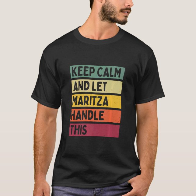 Camiseta Mantenha-Se Calmo E Deixe Maritza Lidar Com Este R (Frente)