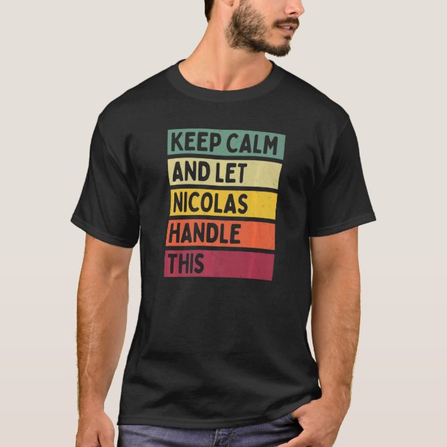 Camiseta Mantenha-Se Calmo E Deixe Nicolas Lidar Com Esta C (Frente)