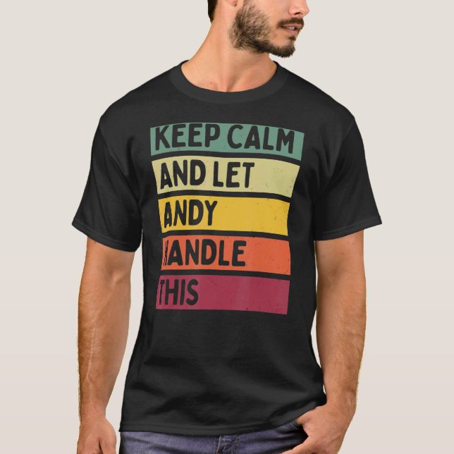 Camiseta Mantenha-Se Calmo E Deixe O Andy Lidar Com Esta Co (Frente)