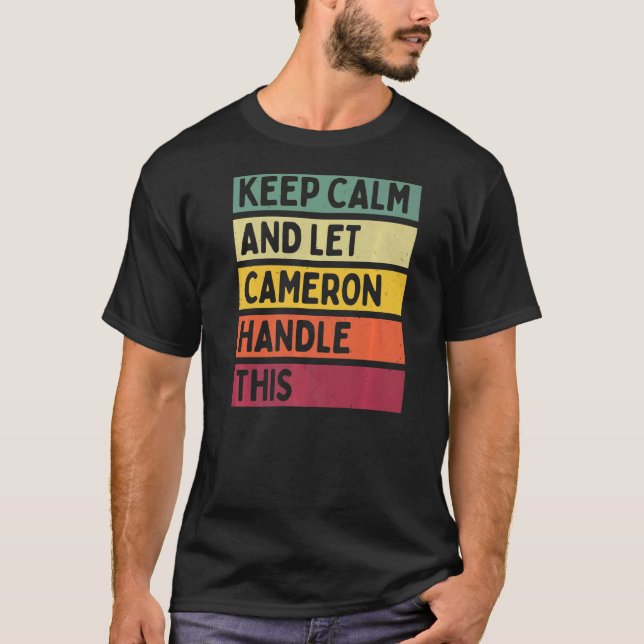 Camiseta Mantenha-Se Calmo E Deixe O Cameron Lidar Com Esta (Frente)