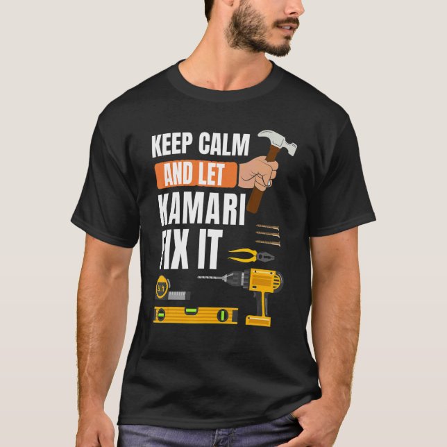 Camiseta Mantenha-Se Calmo E Deixe O Kamari Consertá-Lo. (Frente)