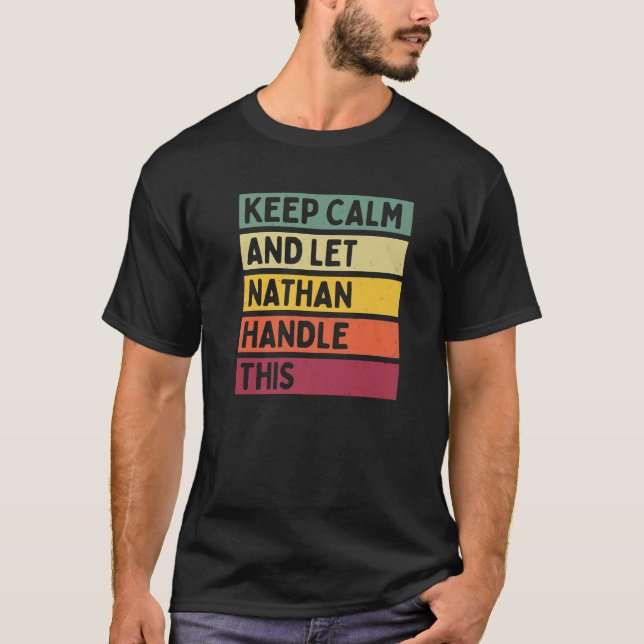 Camiseta Mantenha-Se Calmo E Deixe O Nathan Lidar Com Este  (Frente)