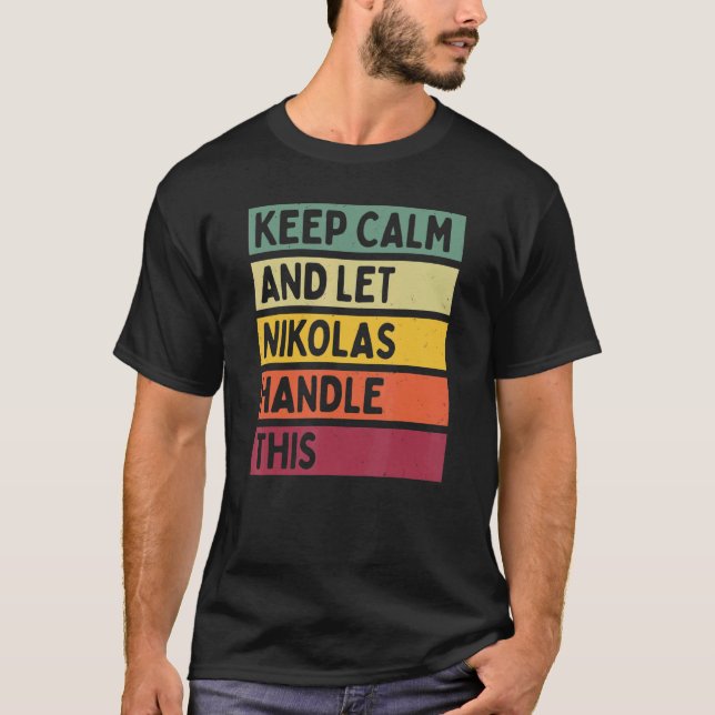 Camiseta Mantenha-Se Calmo E Deixe O Nikolas Lidar Com Esta (Frente)
