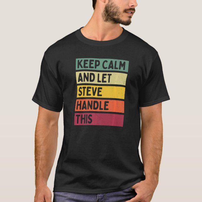 Camiseta Mantenha-Se Calmo E Deixe O Steve Lidar Com Esta C (Frente)