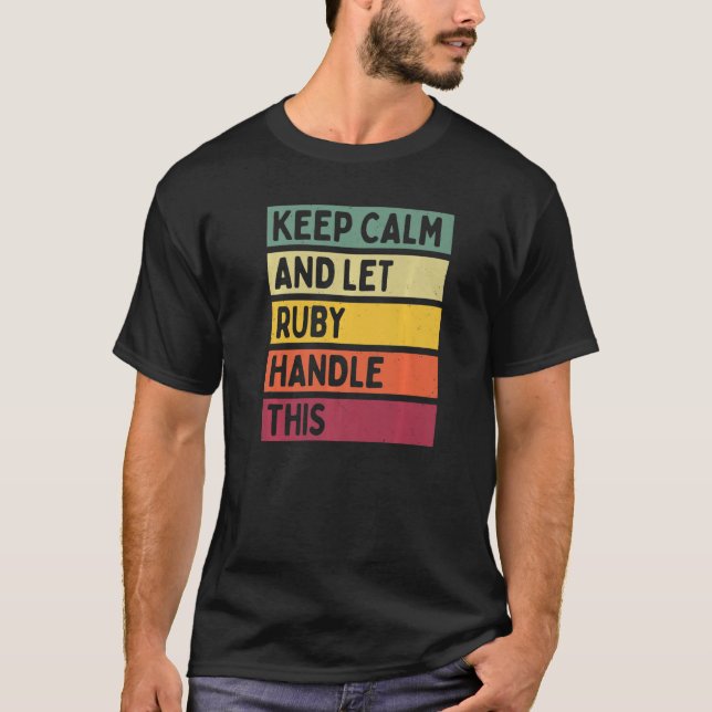 Camiseta Mantenha-Se Calmo E Deixe Ruby Lidar Com Este Retr (Frente)