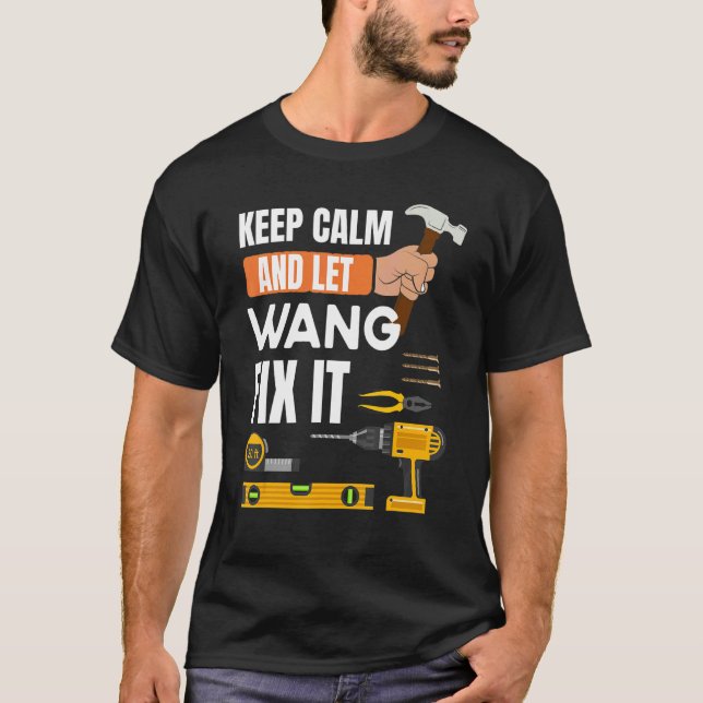 Camiseta Mantenha-Se Calmo E Deixe Wang Consertar A Constru (Frente)