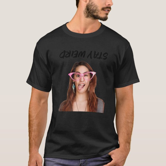 Camiseta Mantenha-Se Estranho Sarcástico Para Mulheres Meni (Frente)