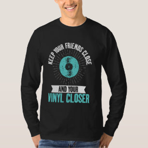 Camiseta Mantenha seus amigos próximos e seu vinil mais pró