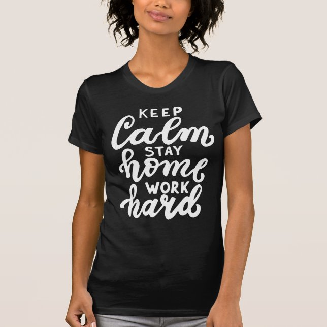 Camiseta Manter Calmo Fique Em Casa Duro (Frente)