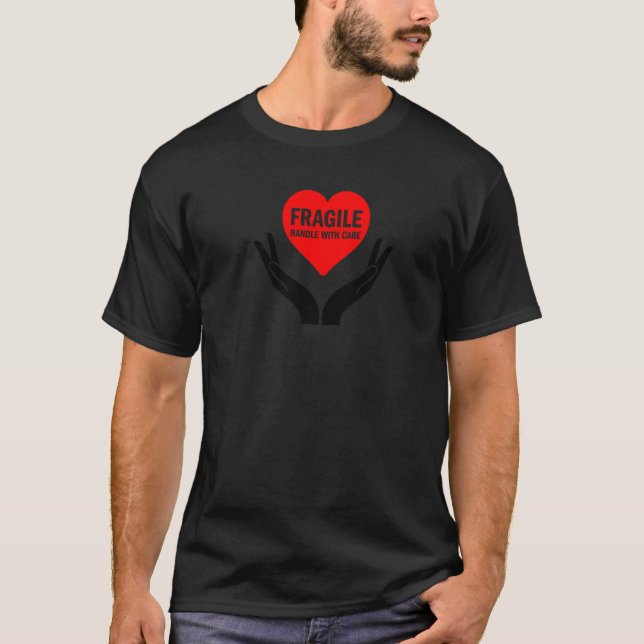 Camiseta Manuseie com cuidado coração amor 6 Fragil (Frente)