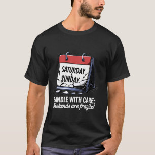 Camiseta Manuseie com Cuidado Finais de Semana São Frágeis!