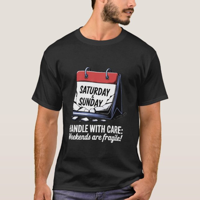 Camiseta Manuseie com Cuidado Finais de Semana São Frágeis! (Frente)