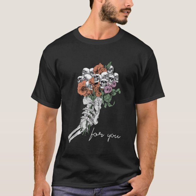 Camiseta Mão De Esqueleto Louca Segurando Flores De Crânio  (Frente)