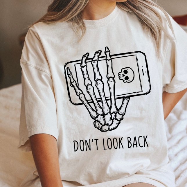 Camiseta Mão de Esqueleto Segurando Celular Não Olhe para T (Criador carregado)