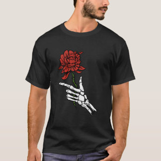 Camiseta Mão Esquelética Segurando Uma Rosa Vermelha