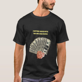 Camiseta mão segurando notas de cem dólares arte do dinheir