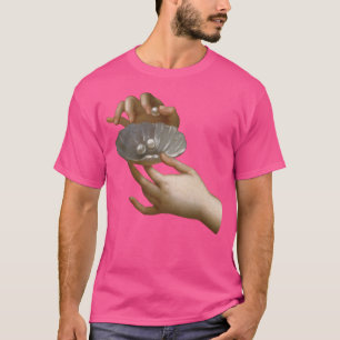 Camiseta Mãos com Pérolas Detalhe Renascença Estética