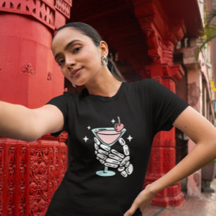 Camiseta Mãos de esqueleto segurando coquetel no dia das br