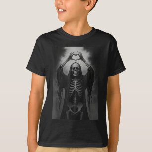 Camiseta Mãos de Esqueleto Sinal de Coração Rosto Assustado