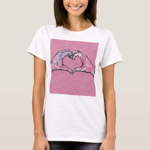Camiseta Mãos do Coração em Fundo Rosa