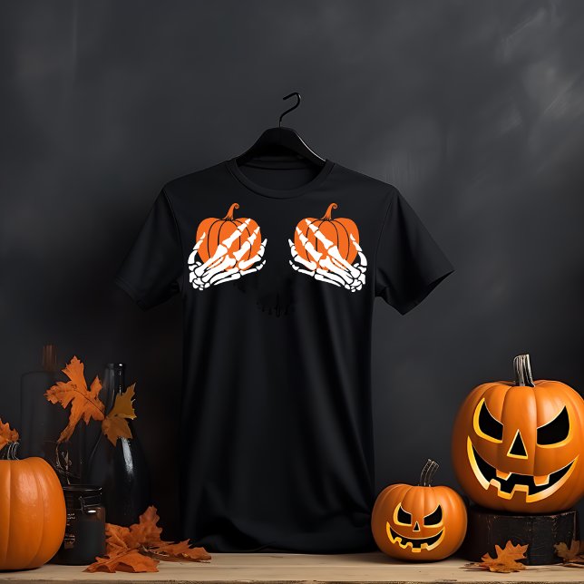 Camiseta Mãos do Esqueleto Segurando Pumpkins Halloween (Criador carregado)