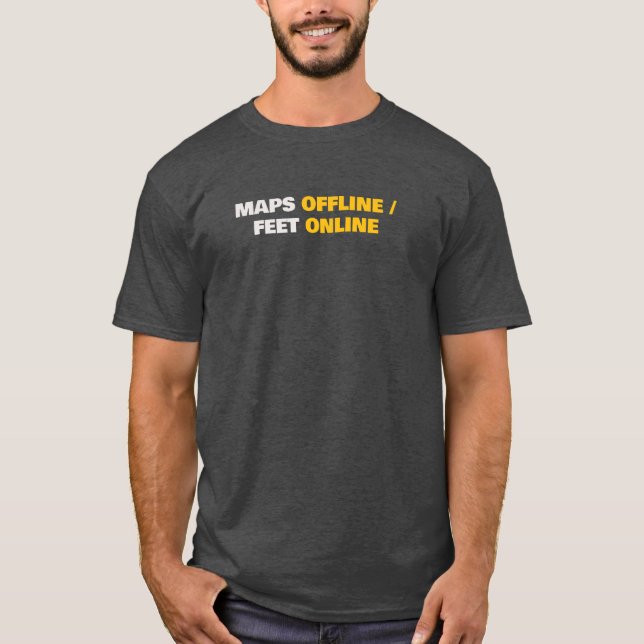 Camiseta Mapas Offline Pés Online Texto Mínimo (Frente)