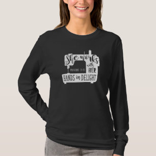 Camiseta Máquina De Costura Ela Trabalha Com As Mãos Em Ale