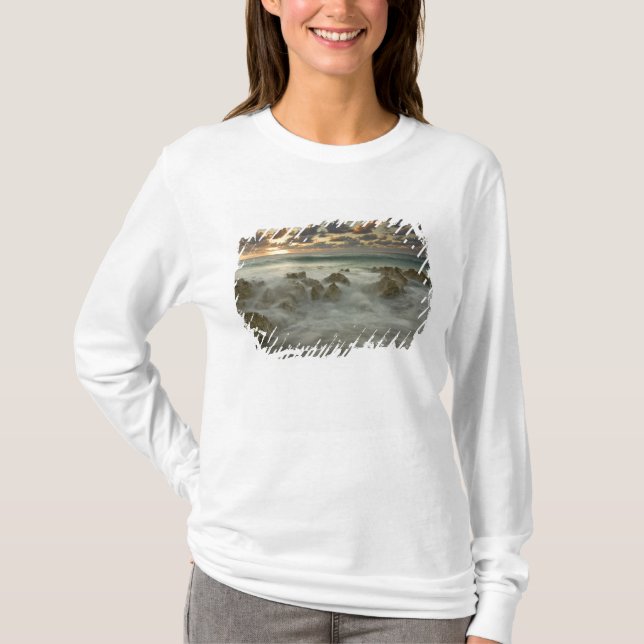 Camiseta Mar do Caribe, Ilhas Cayman. Ondas batendo 3 (Frente)